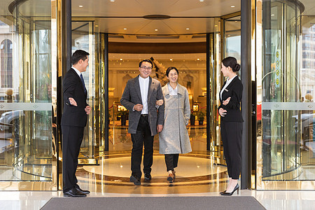 背影无声，服务有韵 酒店门童与餐饮管理的协同艺术